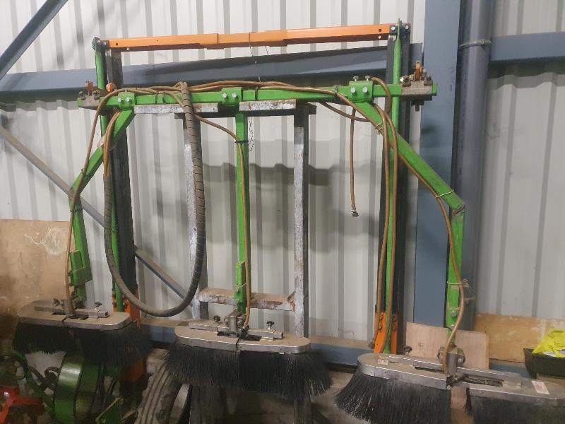 BALAIS DE DESHERBAGE AVEC PORTIQUE